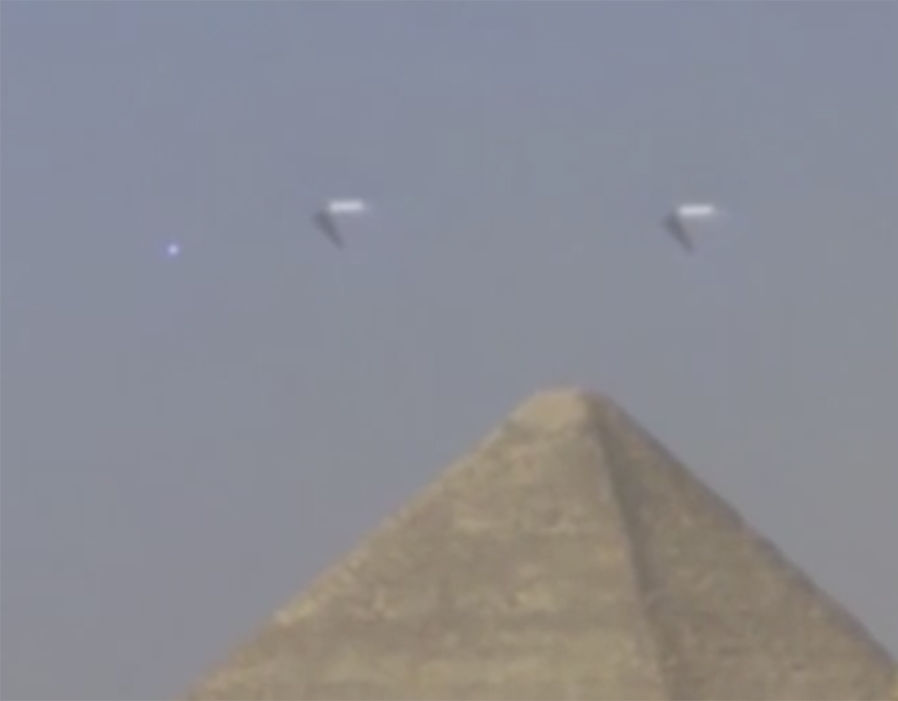 Astonishing images as UFOs appear over pyramids